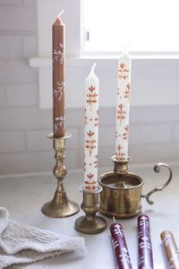 Make easy painted candles for fall, Christmas and other holidays. They are a thoughtful gift idea and look beautiful on an autumn dinner table.