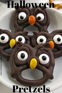 Halloween Pretzels are super fast and easy to make!  Simple directions for 5 different chocolate dipped treats! A great kitchen project for kids and adults! #themondaybox #halloween #owls #chocolatecoveredpretzels #harrypotter #cookingwithkids