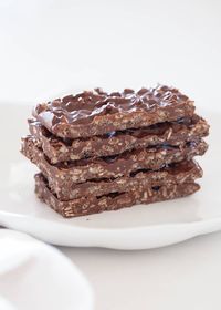 These homemade crunch bars taste better than store bought, are easy to make with only 3 ingredients and have the same crispy, chocolaty taste as your favorite candy bar!