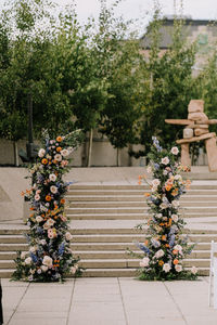 Deconstructed floral arch for outdoor wedding ceremony #deconstructedarch #floralarch #weddingarch #ceremonyideas #ceremonyarch