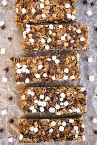 No Bake Nutella S'mores Granola Bars - these easy homemade granola bars are loaded with chocolate and marshmallows. Try this easy recipe for breakfast or after school snacks. #granolabars #homemade #smores #nutella #snackbars #easy #recipe