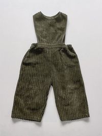 Brimming with vintage charm, our corduroy jumpsuit is the perfect transitional piece. It can be worn alone or layered over our Essential Sweater on cooler days. With a wide leg, a fitted top, and an opening in the back, the silhouette is dreamy as can be. Features an elasticated waistband for sizes up to 2-3Y, and a wa