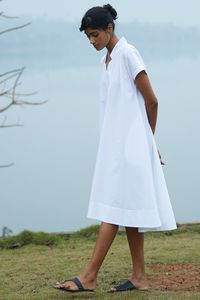 Versatile tent dress in a gentle poplin. Statement flat collar with V neckline. Dropped shoulders. Slight high low hem. Side pockets.