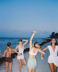 friends, summer, beach vibes, summer aesthetic, friends photos, summer nights, beach nights aesthetic