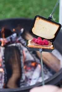 Best Camping Recipes! Raspberry Nutella mountain pies from entertaining blog @cydconverse