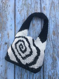 Crochet Spiral Bag Pattern. This pattern is suitable for beginners and uses roughly 300m of Aran yarn in 2 colours with a 4.5mm crochet hook.