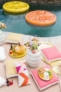 Tips for Planning the Perfect Pool Party / Outdoor Entertaining / Summer Entertaining / Pool Party / Fun Party Ideas / Cocktail Recipes / Appetizers