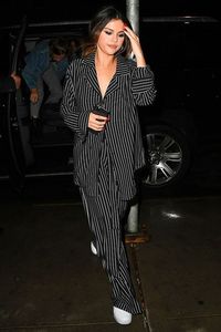 Selena Gomez - pijama - pijamas no look do dia - verão - street style - https://stealthelook.com.br