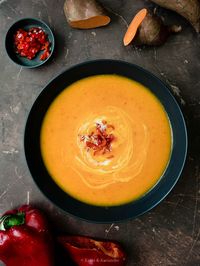 Cremige Süßkartoffelsuppe mit rotem Paprika