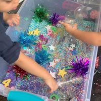 Mandisa Watts on Instagram: "Follow @happytoddlerplaytime for more sensory bin ideas for kids. TIPS NEW YEARS SENSORY BINS 1. Embrace the mess. Rice is relatively easy to clean up. 2. Limit the amount of filler used especially with toddlers. A little will go a long way. 3. DM me for coloured rice recipe."