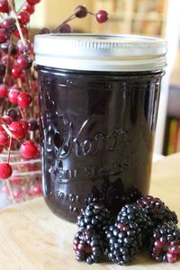 Canning blackberry jelly. Learn how to make and can blackberry jelly from fresh blackberries. This blackberry jelly recipe is made with sugar and without pectin or Sure Jell.