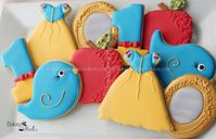 Listing is for 12 Snow White Inspired cookies You will receive: 3 birds 3 apples 2 mirrors 2 numbers 2 Snow White dresses **Cookies are hand painted with gold luster dust. EVENT DATE: PLEASE LEAVE YOUR EVENT DATE IN NOTES DURING CHECKOUT