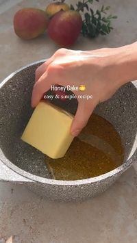 🍯✨ Sweeten your day with @cookinwithaynur quick and easy Honey Cake (Medovik) recipe! 🍰🐝 You can easily replace honey with Beeman Honeystix (flavor of your choice)!