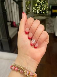 #christmas #nails #christmasnails #frenchtipnails #bows