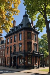 Richmond, Virginia, is filled with 🏛️history, offering a great adventure for those into 🗺️history or just exploring times gone by, from the 📚Edgar Allan Poe Museum to the 🏠Wilton House Museum.