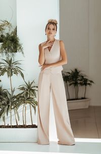 Fabric: Linen Linen 100% Sleeveless vest (3 buttons) Jetted pocket Palazzo pants Included: Vest and Pants Pants length: 123 cm/ 48.42 in