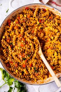 Make dinner easy tonight with this One Pot Cheesy Taco Pasta! It comes together in a single pot (even the pasta cooks right in the sauce!) for super speedy cleanup. | #onepotpasta #tacotuesday #mexicanfood #mexicanrecipes #groundbeefrecipes #groundbeef #pasta #pastarecipes #onepotdinner #onepotmeal #onepotmeals #easydinner #easyrecipes #dinnerideas