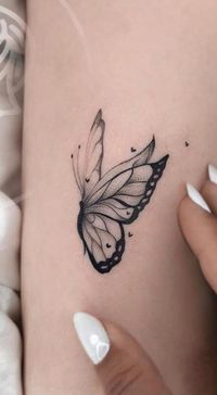 As tatuagens femininas de borboleta são uma das escolhas mais populares quando se trata de marcar a pele com um desenho significativo e bonito. Esses insetos coloridos e delicados são frequentemente associados à transformação, liberdade e beleza, e por isso, muitas mulheres escolhem essa imagem para simbolizar alguma mudança ou momento especial em suas vidas. Falando nisso, as borboletas são ve...