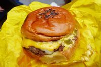 A New Brooklyn Restaurant Serves a Top Notch Green Chile Cheeseburger - Eater NY