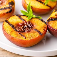 Caramelized Grilled Peaches for a Healthy and Satisfying Dessert