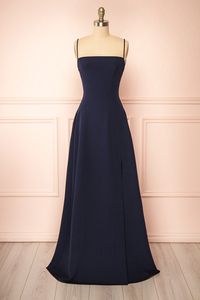 Cette magnifique robe maxi présente une coupe confortable en ligne A, une encolure carrée flatteuse avec des fines bretelles ajustables et une fente latérale séduisante. Le dos ouvert avec des boucles cachées dans la doublure permet des options de style polyvalentes, ainsi qu'une fermeture à glissière invisible au dos pour un port facile. Vous ne regretterez pas d'avoir ajouté cette pièce chic et sophistiquée à votre garde-robe de soirée!    Découvrez la collection :       Détails    Fait à Mont