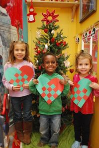 Sweden: Link to easy version of Swedish (& Norwegian) christmas heart/ paper weaving.