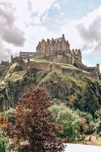 Edinburgh Castle in Scotland! This castle is by far one of the most beautiful castles in the world! This castle/fortress dominates central Edinburgh. It’s imposing walls jut up in the middle of the city while it sits on top of an extinct volcano. Click the pin to check out the top 10 things to do and see in Scotland on avenlylane.com! #avenlylane #scotland #castles #europe #bucketlist #travelinspiration