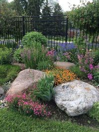 70 Awesome Front Yard Rock Garden Landscaping Ideas - homixover.com