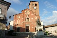 Bosco Marengo (Alessandria), la statua di san Pio V davanti alla chiesa dei Santi Pietro e Pantaleone