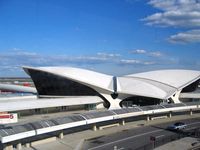 1956-62. TWA-Terminal des JFK International Airport. Eero Saarinen (* 20.8.1910).  (fertiggestellt von Roche und Dinkeloo)