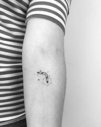 ideas-para-hombres-tatuaje-pequeño-boomerang-blanco-negro-antebrazo-tatuado-tatuajes-originales