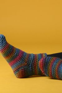 Crochetez une agréable paire de chaussettes Glomma, pour pouvoir garder les pieds au chaud et colorés en même temps! Les chaussettes se crochètent en motif sur le coup de pied et le long de la cheville. On utilise 2 pelotes de Woolpower pour les chaussettes, mais avec 3 pelotes vous aurez assez pour 2 paires de chaussettes et donc un cadeau sympa pour quelqu’un à qui vous tenez :) A vos crochets! ATTENTION ! Ce modèle a été réalisé avec un ou plusieurs produits/coloris qui ne sont plus disponibl