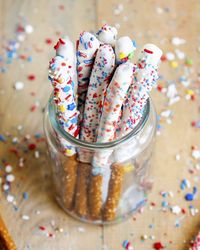 These Fourth of July pretzel sparkler are so fun for a patriotic celebration! Kids and adults alike will love the sweet and salty, white chocolate pretzels.