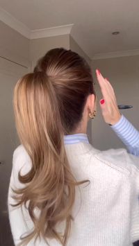 This hair hack will give you a voluminous high ponytail.  #ponytailhack #highponytail