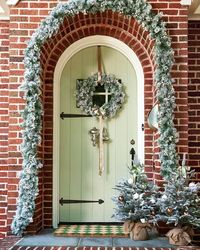 10 Front Doors Styled with Outdoor Christmas Decorations