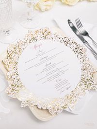 This unique round Menu features a wreath of Roses with a underlay of stunning foiled paper. Diameter of centre is : 20cm Sizing : All Menus are made custom to size with your choice of Paper & foil and fonts.