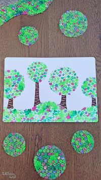 Peindre des arbres de printemps au papier à bulles : une activité créative, peinture, récup' et manuelle pour les enfants - Technique ludique - Découpage, dessin - Idée simple, rapide et rigolote à proposer aux petits et grands - Recyclage, surcyclage - Maternelle, élémentaire (cycles 1 ou 2) - Pour IEF, école à la maison, co-schooling, classe, centre de loisirs, assistante maternelle ou en famille - tutoriel photos - Arts visuels printemps, arbres, jardin, forêt