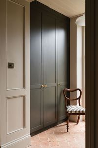 This charming stone cottage in Gloucestershire exudes timeless elegance, seamlessly blending historic character with modern updates. The only hint of recent renovation is the stunning olive windows, which add a contemporary touch to the traditional façade. Inside, the designers have crafted a space that honors the classic English atmosphere while incorporating modern materials and colors. The result is a home that feels both historically rich and effortlessly cozy, with every detail thoughtfully curated to create a perfect balance of old-world charm and modern comfort.