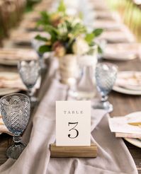 alllll the details from Jillian + Todd's beautiful day on this #tablescapetuesday 🤩 📸: @katespencerphotos #tablescapes #tablescapedecor #headtable #weddingdecor #weddingdetails #weddingtablescapes #weddingtables #weddingplanner #weddingdesign