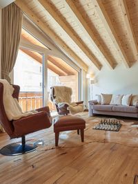 With it's own garden and outdoor hot tub, Apartment Tschugge is a unique penthouse close to Zermatt centre. Inside, the interiors are stylish and cosy, creating a welcoming atmosphere for your stay.  #zermatt #luxurytravel #luxuryaccommodation