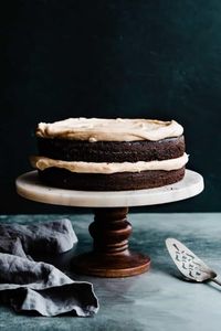 This rich Guinness Chocolate Cake is made incredibly flavorful thanks to a combo of Guinness and brown butter. It's topped with the creamiest brown butter Guinness frosting. This easy cake recipe is perfect for any celebration - especially St. Patrick's Day! #guinnesscake #chocolatecake #stpatricksday #stpatricksdayrecipes #chocolate #brownbutter #frosting #chocolaterecipes #dessertrecipes #cakerecipes #bluebowlrecipes | bluebowlrecipes.com