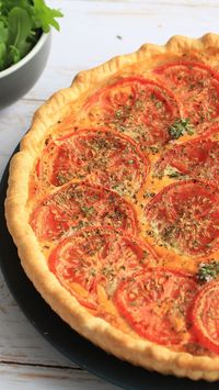 Une recette de quiche facile à faire au thon et à la tomate. Et pour encore plus d'idées de recettes du quotidien, abonnez-vous à 750g ou rendez-vous sur notre site.