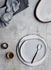 www.nosoeawe.com >> simple ceramic plates are so beautiful