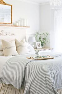 Relaxed Summer Bedroom Decor by TIDBITS #summerhometour #masterbedroom #homedecor #frenchcottage #masterbedroomsdecor