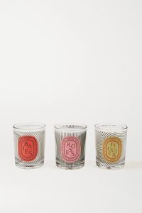 Les trois bougies parfumées de ce coffret font partie de l'édition limitée Graphic Collection que propose Diptyque : chacune est en effet présentée dans un joli verre habillé d'un motif abstrait qui accentuera subtilement les jeux d'ombres de la flamme une fois que vous l'aurez allumée. La première, [Baie id1328803], déploie l'une des fragrances signature de la maison et évoque la douceur sucrée des feuilles de cassis, tandis que la seconde, [Figuier id1328804], offre les effluves boisées et fru