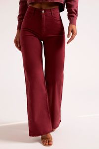 A Calça Jeans Modeladora Wide Leg Red Cherry foi pensada para um mulher de personalidade, que ama sofisticação e luxo. Apresenta um jeans ultra modelador, cós super alto e modelagem wide leg. O charme da peça está no seu tom marcante, o qual dá aquele toque de modernidade as composições, tudo isso unido a um jeans super modelador! Vai lá e arrasa!