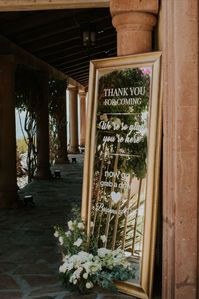 Greet your wedding guest with a personalized welcome sign! This is the first thign that they see in the wedding so make sure it is planned perfectly!