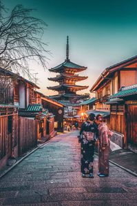 Best things to do in Kyoto, Japan. Walking the The Gion district of Kyoto is one of the most historic districts in the city, and is most affectionately called the geisha district (a geisha is NOT a prostitute). Check out more at avenlylanetravel.com #Japan #kyoto #japantravel #AVENLYLANETRAVEL