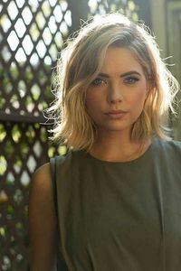 short hairstyle women, wolf cut hair, baddie hairstyles, curled hairstyles // via SOCIETY19