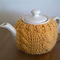 Free pattern: Cabled Tea Cosy 2.0